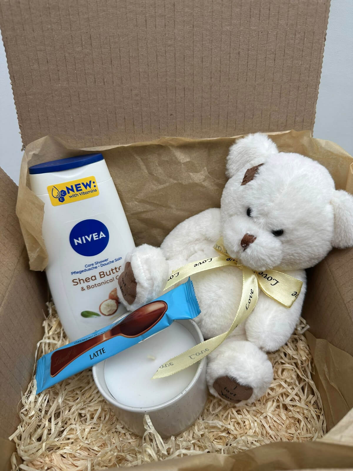 White Bear Cozy Giftbox with plush bear and comforting accessories.