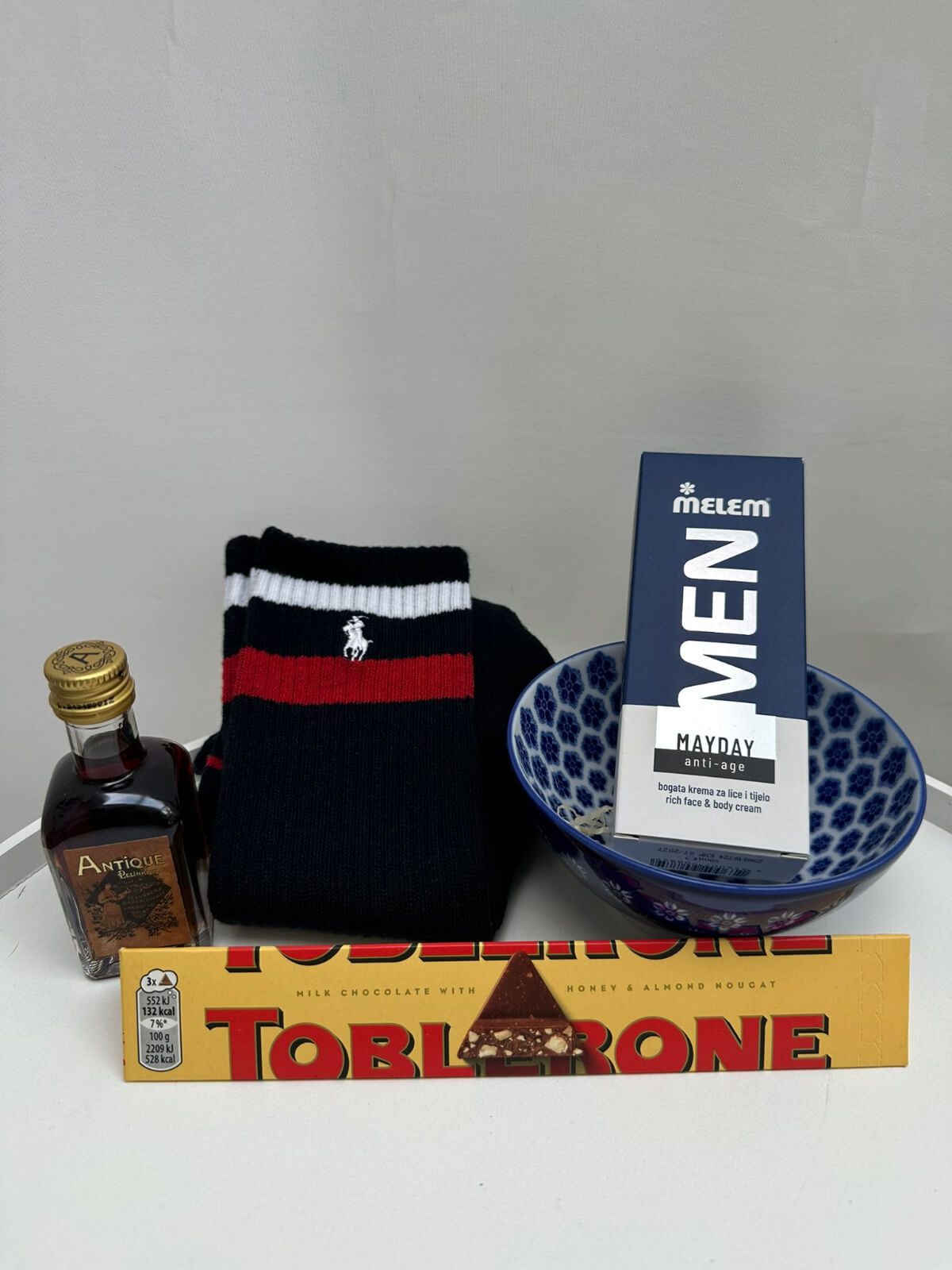 Gentleman Giftbox with elegant grooming products and classic accessories.