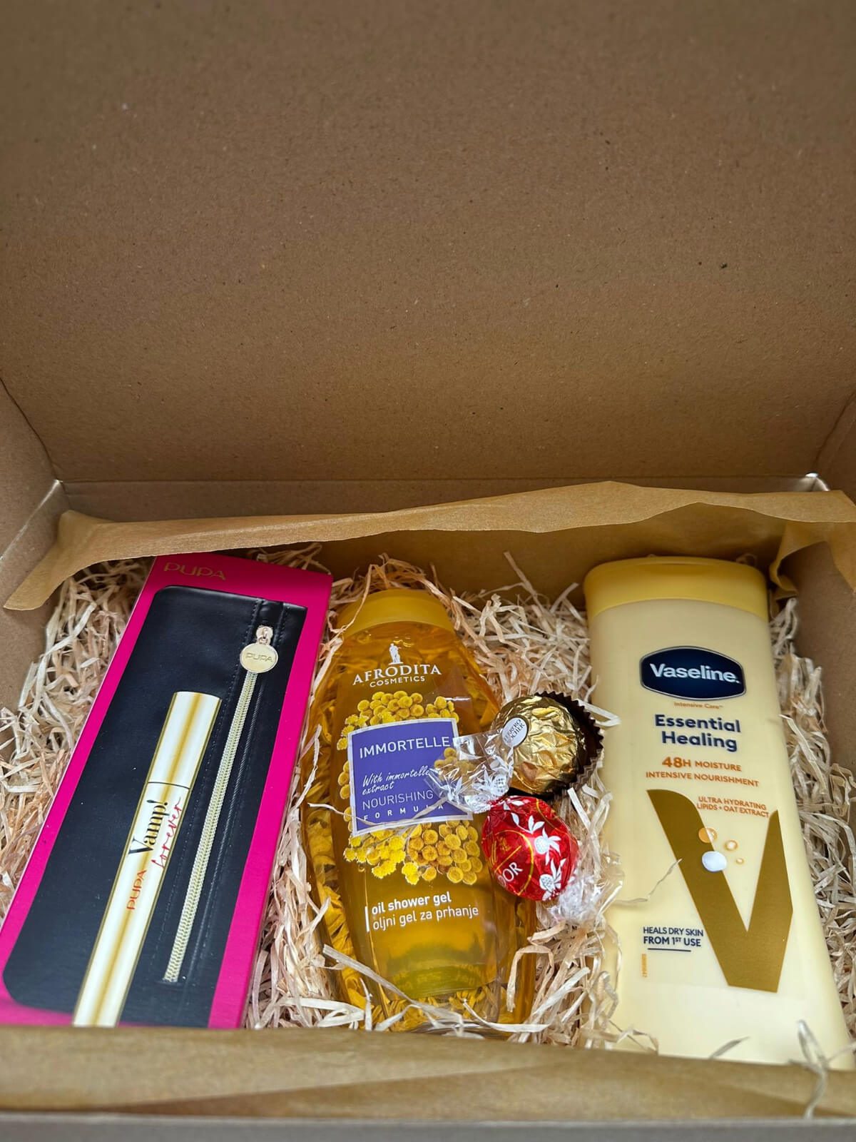 Pupa Vamp Giftbox containing makeup products from the Pupa Vamp collection.
