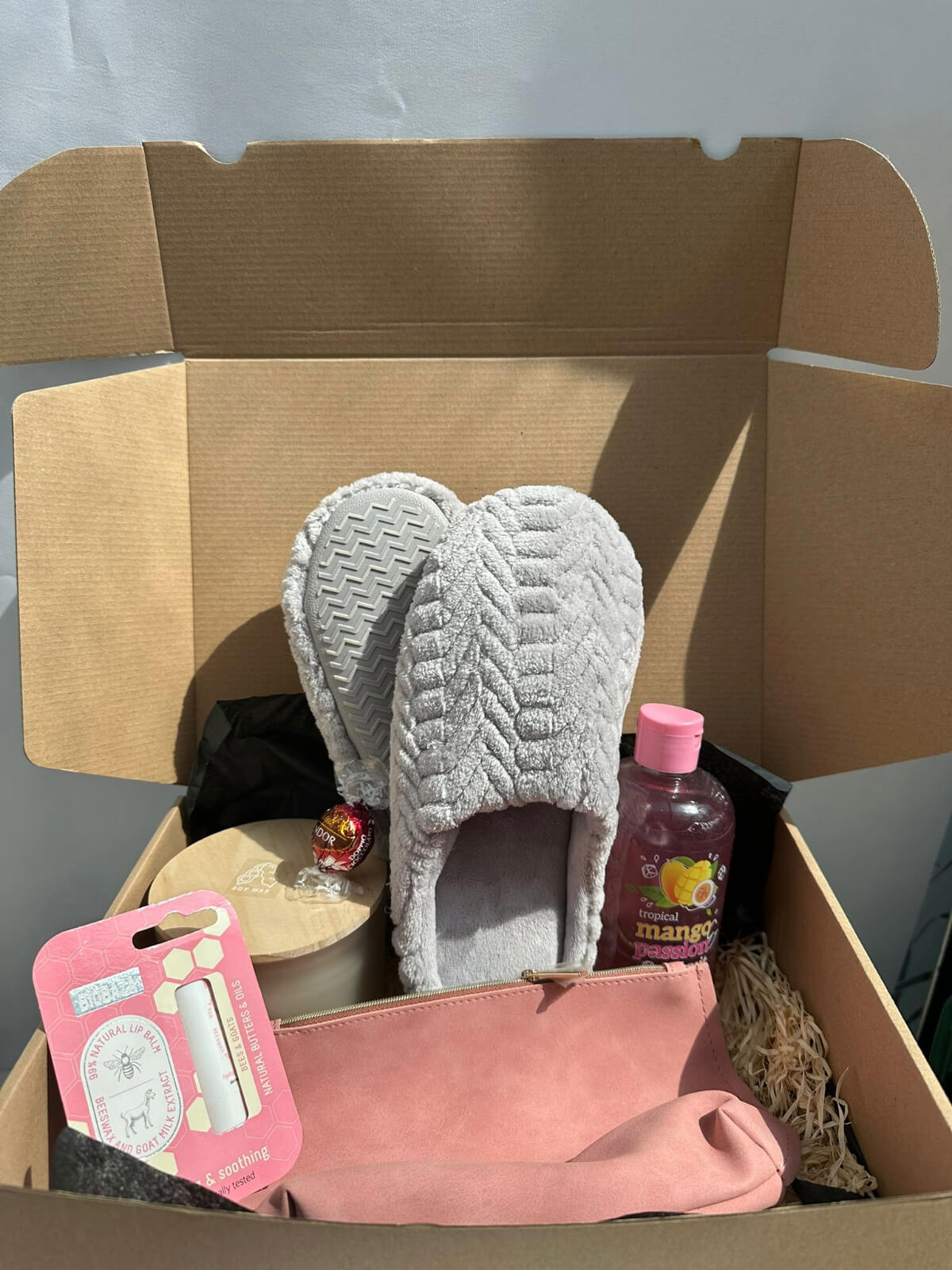 Slippers Relax Giftbox with cozy slippers and calming accessories.