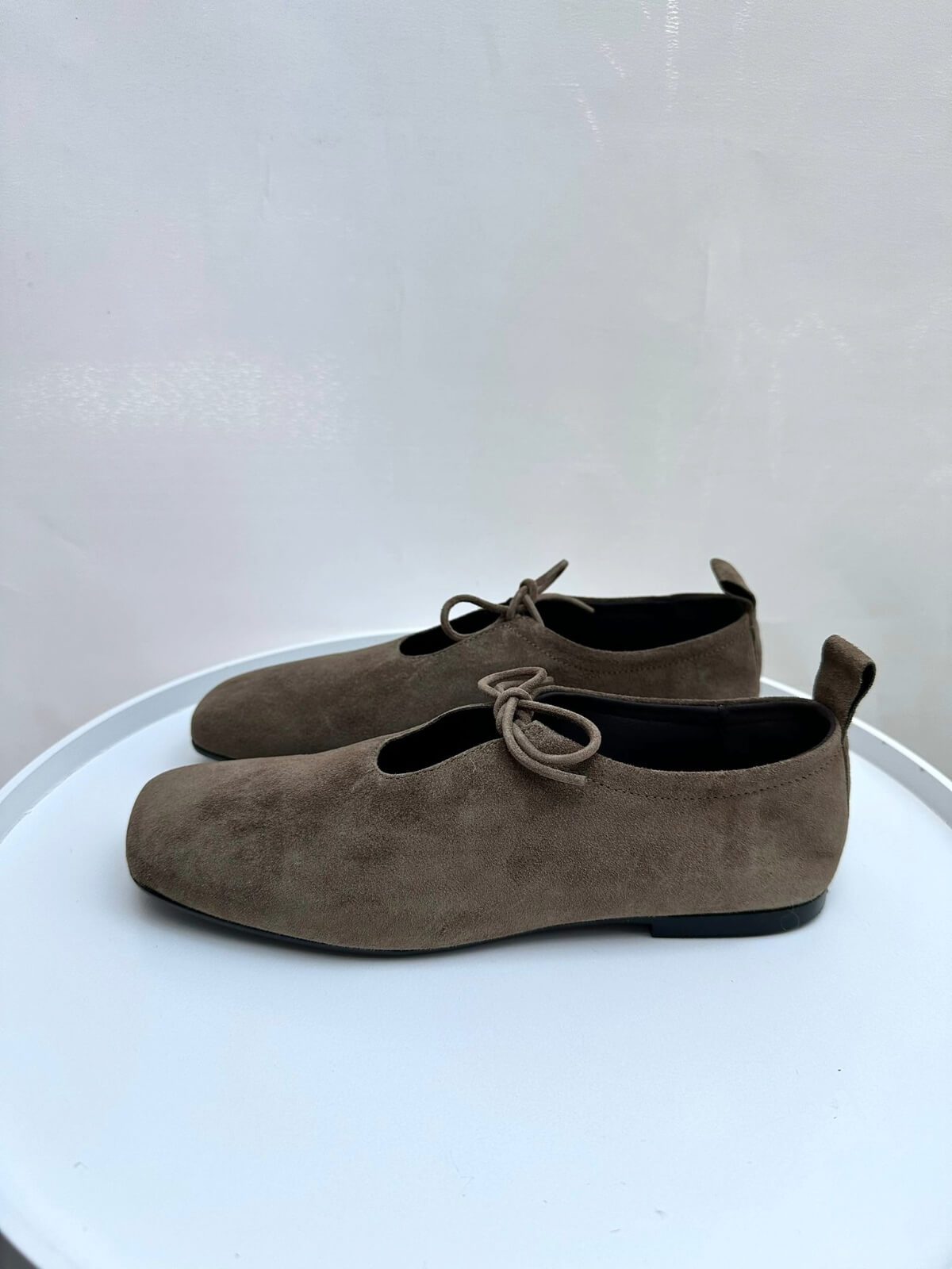 Elegant leather ballerina flats with a classic and comfortable design.