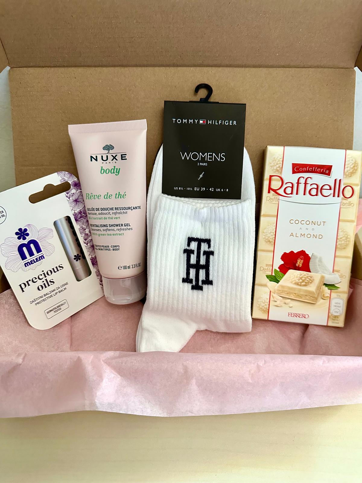 Tommy socks and Raffaello chocolates gift set – stylish comfort paired with sweet indulgence.