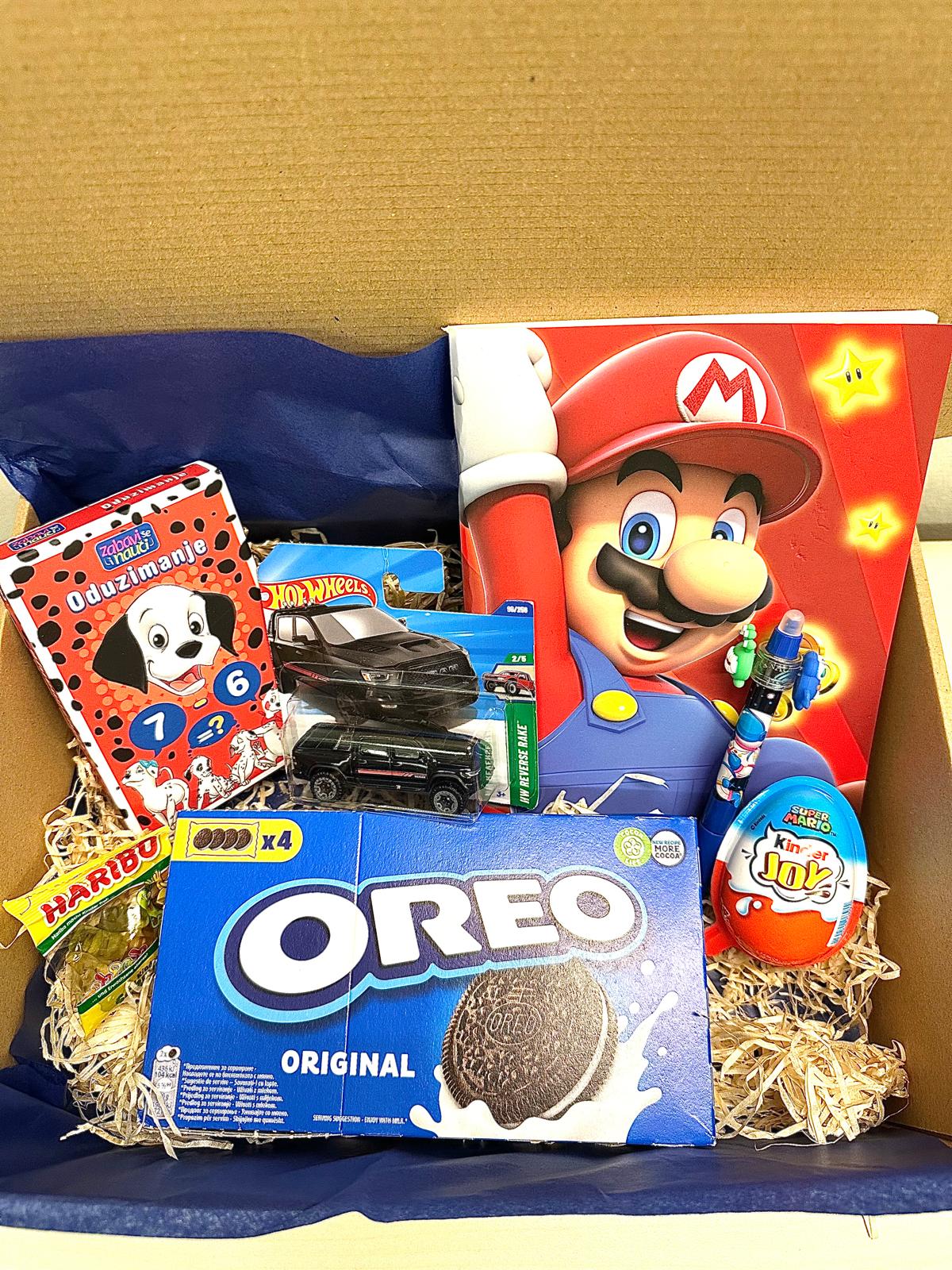 Super Mario gift package with themed snacks, geek souvenirs, and a notebook, ideal for video game lovers.
