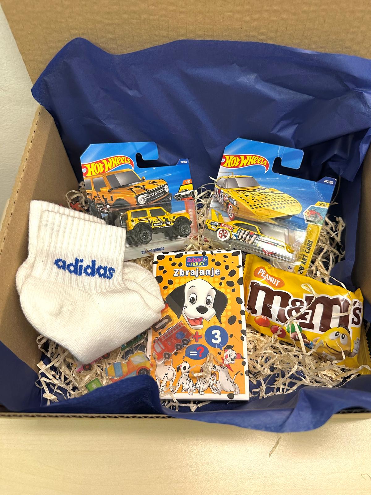 A gift package with Adidas socks and Hot Wheels cars, ideal for athletes and lovers of fast cars.